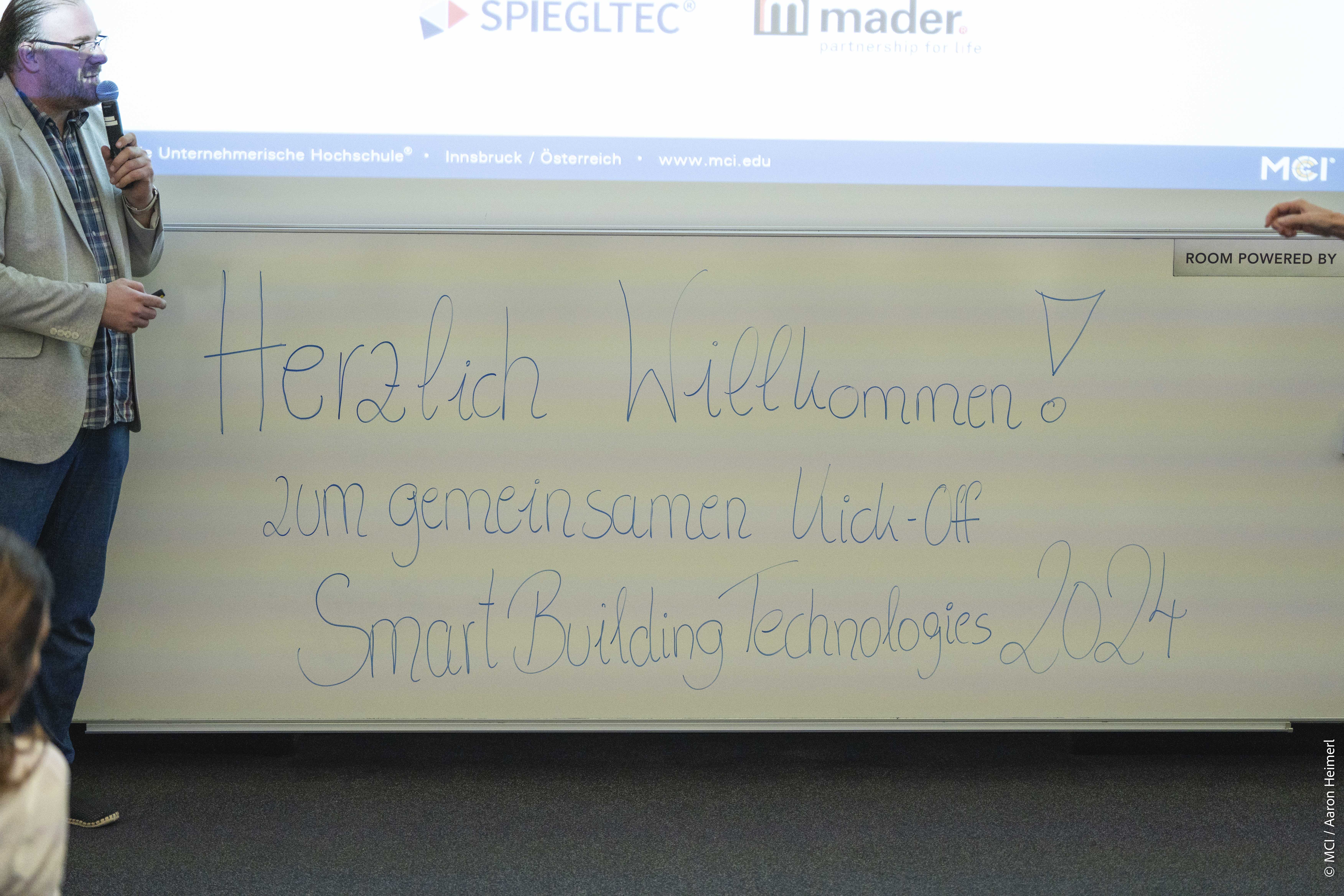 <p>Das Kick-Off-Event wurde feierlich mit gemeinsamen Grußworten durch den Studiengang, die Unternehmenspartner:innen und bestehende Studierende von Smart Building Technologies eröffnet. <span style=