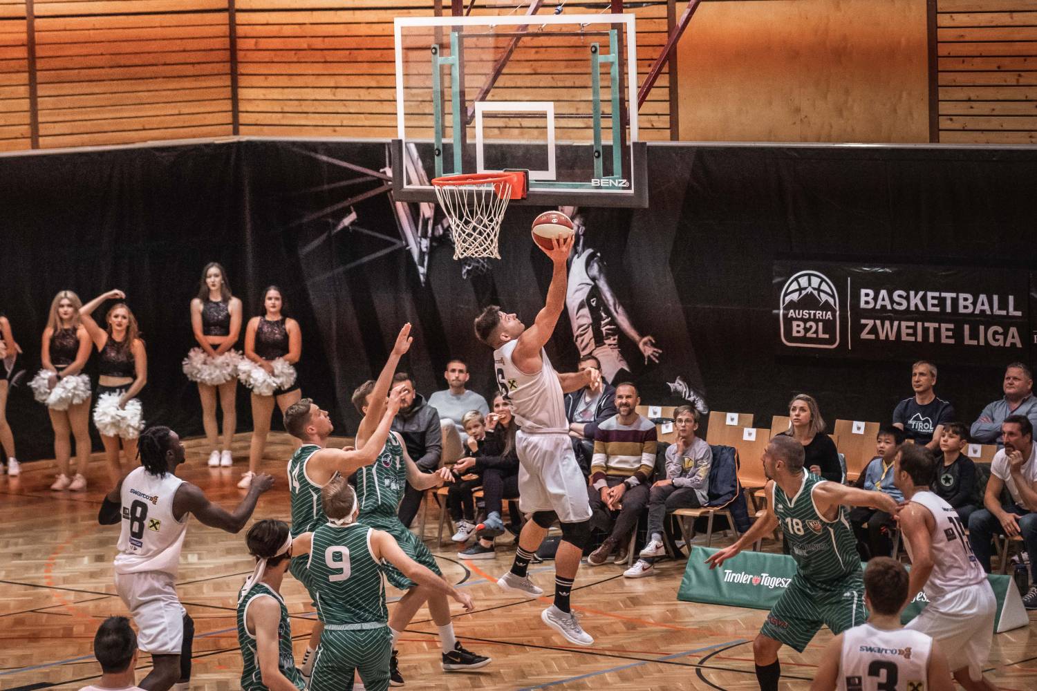 Das Basketball-Team der Swarco Raiders Tirol gegen die KOŠ Celovec