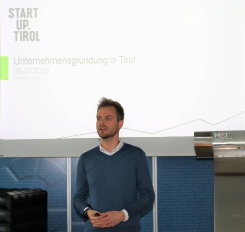 <p>MCiT Absolvent Benjamin Suitner, BA, MA, Startup Consultant beim Gründungszentrum Start Up Tirol GmbH während der Abendveranstaltung mit dem Fokus Unternehmensgründung in Tirol </p>