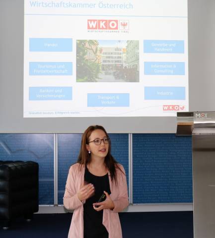 <p>Karin Trocker, BA vom Gründerservice der Wirtschaftskammer Tirol während der Abendveranstaltung mit dem Fokus Unternehmensgründung in Tirol </p>