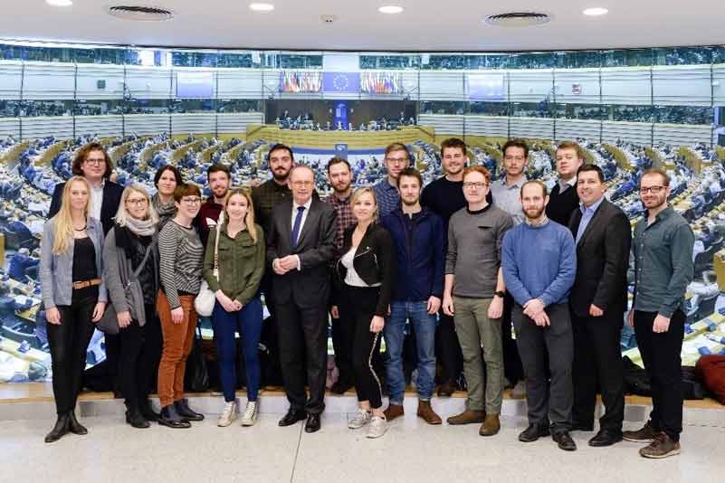 MCiT Studenten in the middle of the European Parliament