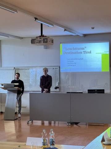 <p>Masterstudierende bei der Präsentation ihrer innovativen Konzepte . ©MCITourismus</p>