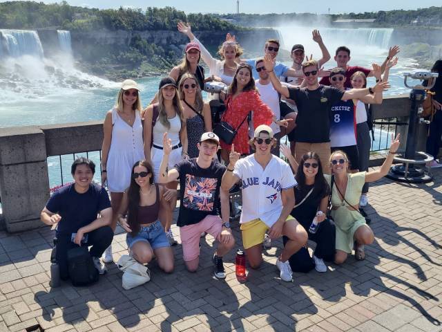 <p>Masterstudentin Eva besucht die Niagara Fälle mit anderen Austauschstudierenden. Foto: EvaRonkartz</p>