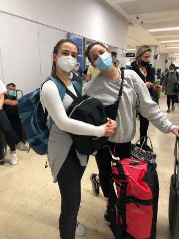 <p>MCI tourism students Anna and Charlott departing for Mérida/México. Photo: Schuster/Haßlinger</p>