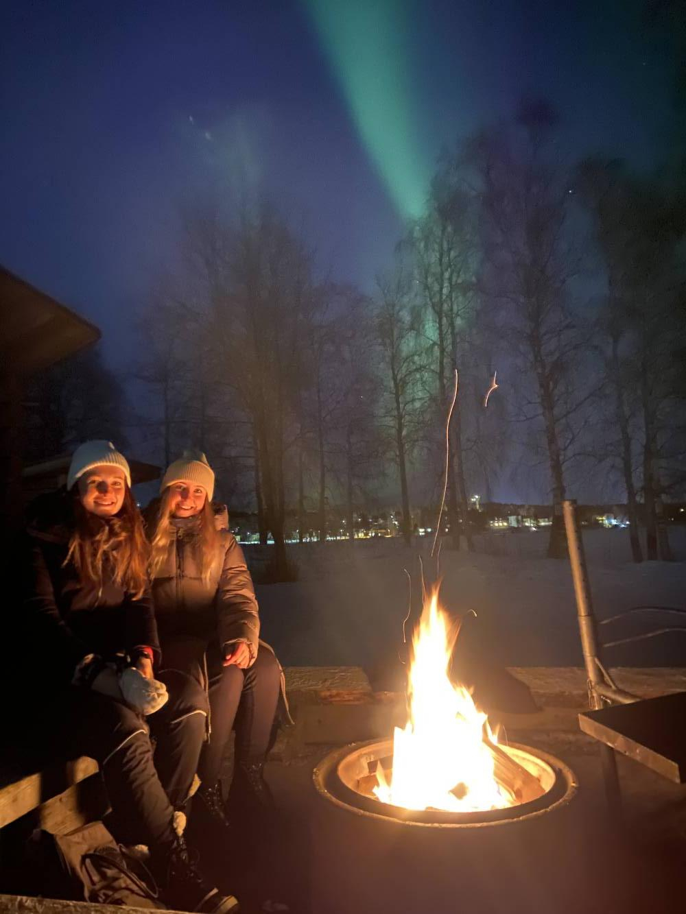 <p>Aufwärmen am Lagerfeuer unter den Nordlichtern. Foto: Schwarzmann</p>