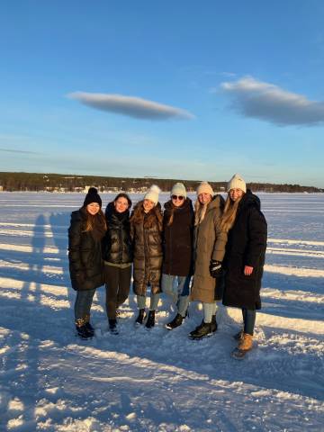 <p>Die MCI Tourismusstudentinnen Katrin und Elisabeth mit ihren Studienkolleginnen der Espoo. Foto: Schwarzmann</p>