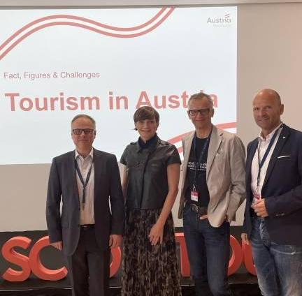 <p>Hubert Siller (MCI) Kurt Matzler (Uni Innsbruck, Astrid Steharnig-Staudinger (Österreich Werbung) und Christian Maurer (IMC Krems) bei der ISCONTOUR 2024. Foto: MCI Tourismus</p>