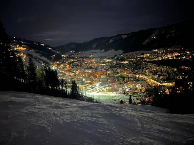 <p>Schladming bei Nacht, mit Sicht auf den Zielhang des Nightraces. Foto: Hubert Siller</p>