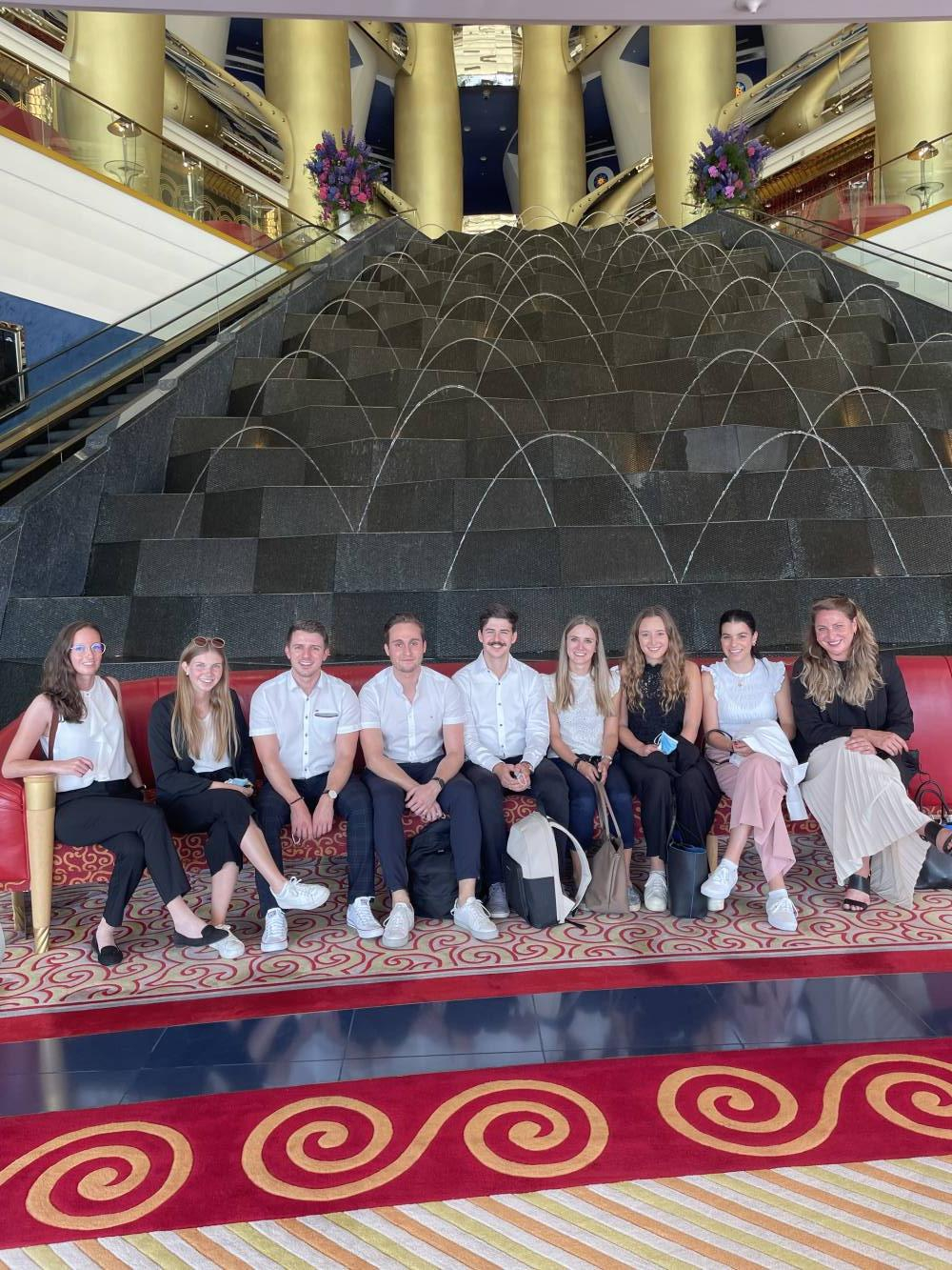 <p><em><em>MCI Studierende in der Eingangshalle des Burj al Arab, Foto: MCI Tourismus<br /></em></em></p>