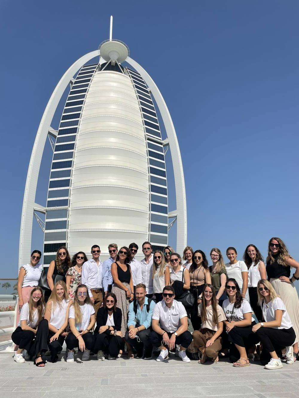 <p><em><em>MCI-Tourismus-Masterstudierende werfen einen Blick hinter die Kulissen des berühmten Hotels Burj al Arab, Foto: MCI Tourismus<br /></em></em></p>