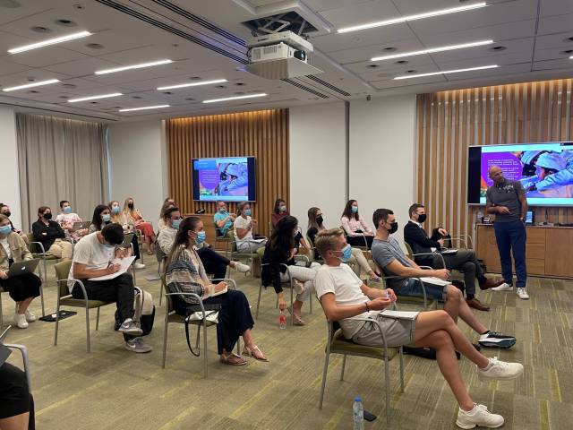 <p><em><em>MCI Master students participating in an interesting introduction to the UAE. Foto: MCI Tourismus<br /></em></em></p>