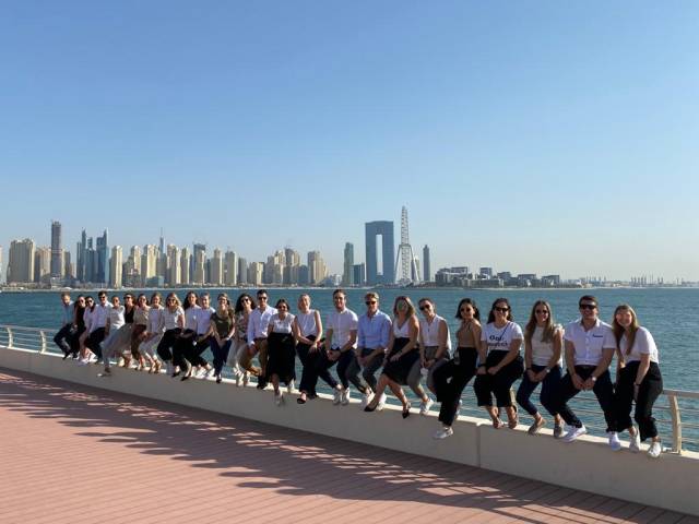 <p><em><em>MCI Tourism Master Students in front of the skyline of Dubai on The Palm Jumeirah. Foto: MCI Tourismus<br /></em></em></p>