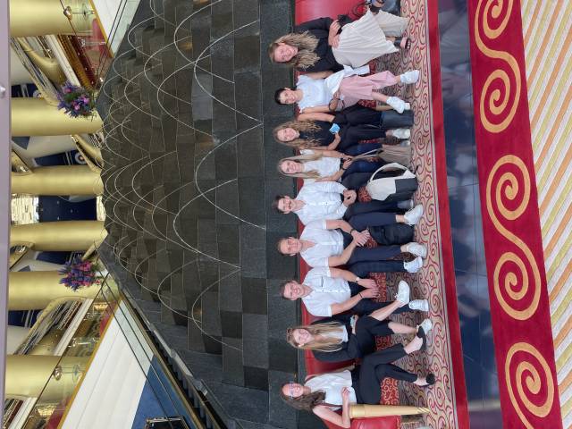 <p><em><em>MCI students in the entrance hall of Burj al Arab, Foto: MCI Tourismus<br /></em></em></p>