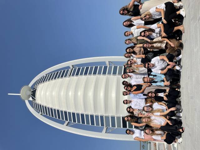 <p><em><em>MCI Tourism Masterstudents get a glance behind the famous hotel Burj al Arab Foto: MCI Tourismus<br /></em></em></p>