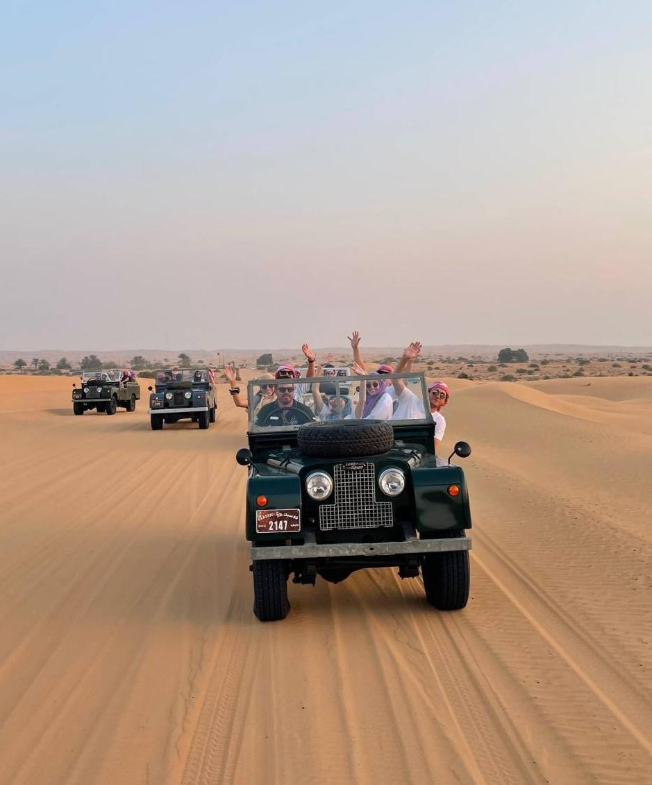 <p><em><em>MCI Tourismus Masterstudierende bei einer beeindruckenden Wüsten- und Naturtour in der Wüste von Dubai, Foto: MCI Tourismus</em></em></p>