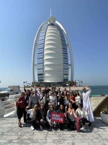 <p>Die Tourismusstudierenden vor dem berühmten Wahrzeichen von Dubai, dem Burj al arab. ©Stefanie Haselwanter</p>