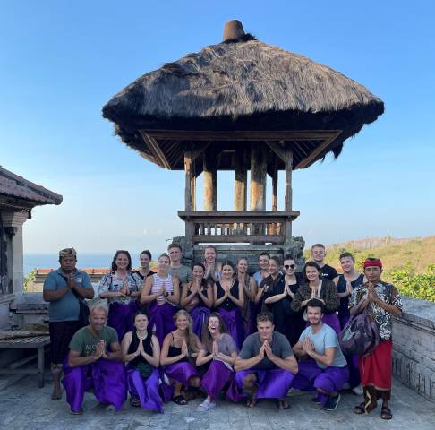 <p>Die Masterstudierenden im Tempel Pura Luhur Uluwatu in Bali ©Stefanie Haselwanter</p>