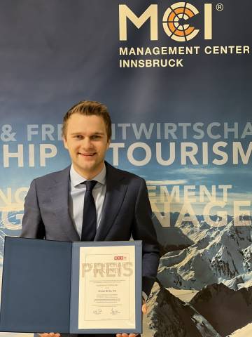 <p>Stefan Brida gewann den Wissenschaftspreis der WK Tirol mit seiner Masterarbeit. Foto: MCI Tourismus</p>