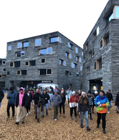 <p>Die Masterstudierenden vor dem Rocksresort. ©MCI / Tourismus</p>