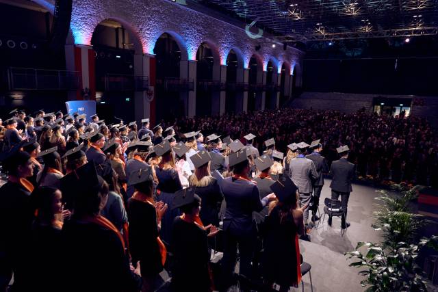 <p><em>Graduation ceremony 2022.</em><em> ©MCI/Maislinger</em></p>