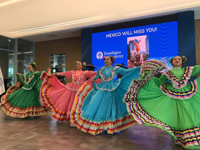 <p><em>Closing ceremony with traditional dances and music. </em>©<em>Gerlach</em></p>