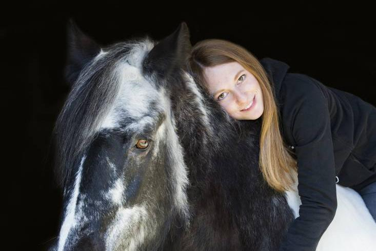 <p><em>Isabell Atzinger und ihr Pferd Mandy. Foto: Carevallo - photosarti.at</em></p>