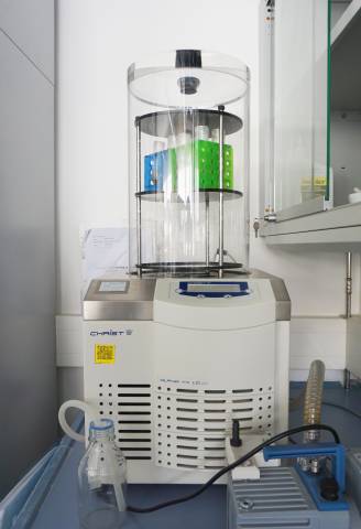 <p>Here the extracted protein is freeze-dried. Foto: Achim Gronbach</p>