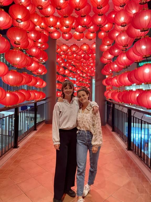 <p>Vanessa and Leonie in Taiwan; in the background: decoration for Chinese New Year. © Leonie Kollmar</p>