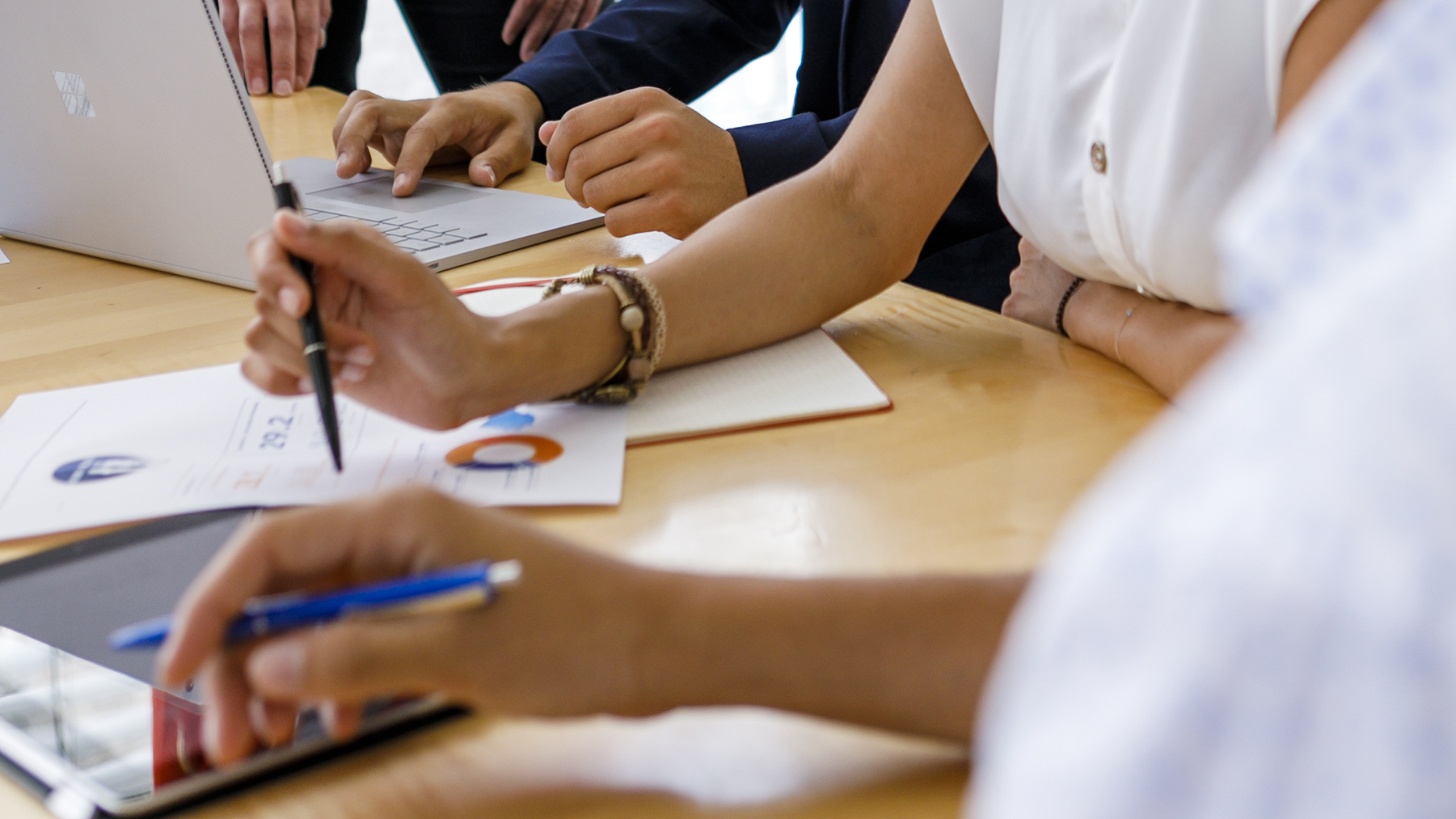 Studierende sitzen in einem abgedunkelten Raum und machen sich Gedanken über Karrieremöglichkeiten mit einem BWL Studium