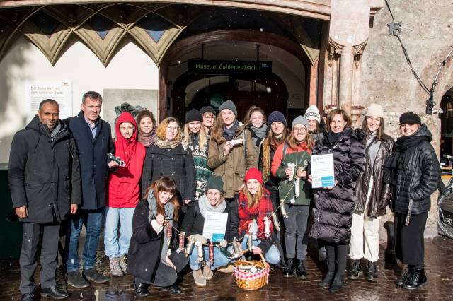 <p>Projektgruppe Bewusst.sein für Frauen*rechte mit Studiengangsleiter Belachew Gebrewold, Bürgermeister Georg Willi und Landesrätin Gabriele Fischer. Foto Michael Maurer</p>