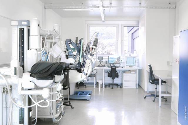 <p>Medical Technology Lab mit Chirurgierobotik System „DaVinci“ (links), und 3D-Drucker. (Foto: MCI-Geisler)</p>