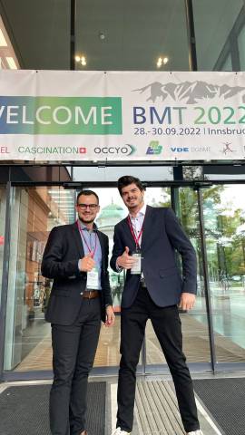 <p>Medical & Health Technologies Studierende: Alexander Walder und Maximilian Preiss auf der BMT im Bereich Studierendenwettbewerb. ©Kim</p>