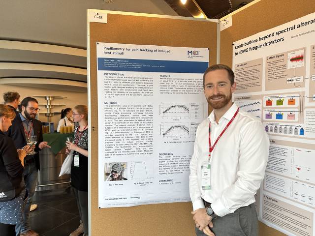 <p>Postersession von Yannic Heyer zur Forschung 'Schmerzquantifizierung durch Pupillometrie' ©Sieber</p>