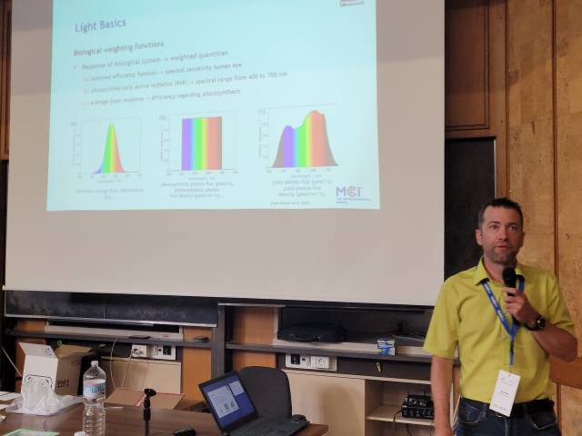 <p>Harald Schöbel presents the influence of light on bioprocesses ©MCI</p>