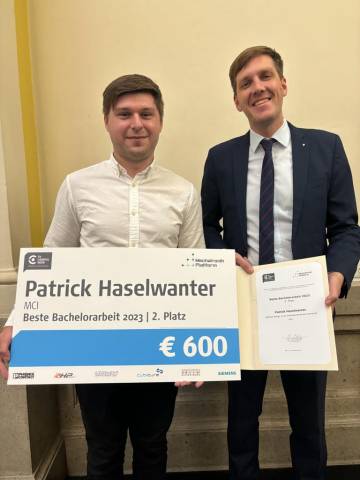 <p>Patrick Haselwanter and Head of department Benjamin Massow awarding the prize money  © MCI</p>