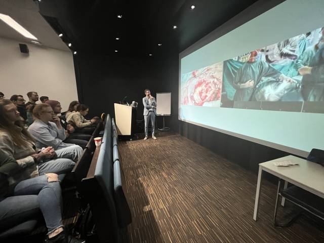 <p>Master's students experience live surgery of a cochlear implant ©Theresa Steixner</p>