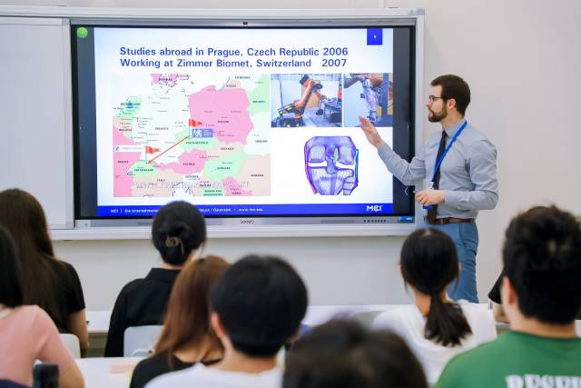 <p>Daniel Sieber as a guest lecturer at SZTU's College of Health Sciences. ©SZTU</p>