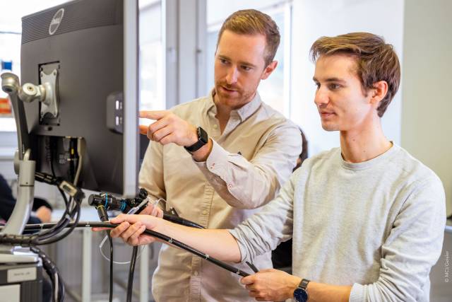 <p>Yunus Schmirander und Yannic Heyer bei der Arbeit im MedTech Labor. © MCI/Geisler</p>