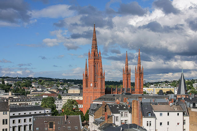 Copyright https://en.wikipedia.org/wiki/Wiesbaden#/media/File:Wiesbaden_Innenstadt.jpg | Martin Kraft // photo.martinkraft.com | CC: by-sa - Namensnennung, Weitergabe unter gleichen Bedingungen