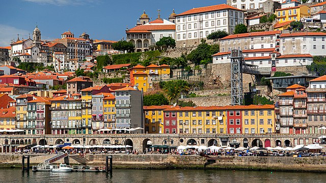 Copyright https://en.wikipedia.org/wiki/Porto#/media/File:Ribera_area_along_the_river_Duoro,_Porto,_Portugal,_2019.jpg | Peter K Burian | CC: by-sa - Namensnennung, Weitergabe unter gleichen Bedingungen